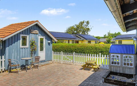 Aderice - 80M from the Sea: Maison, Domicile, Toit, Chalet, Siding, Jardin, Ombre, Biens, Cour, Aménagement Paysager