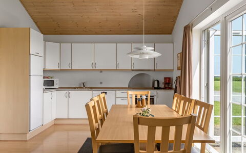 Askatla - 50M to the Fjord: Meubles, Sol, Design Intérieur, Bois, Sol, Plafond, Chaise, Table Cuisine Et Salle A Manger, Luminaire, Salle À Manger