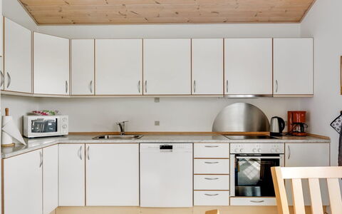 Askatla - 50M to the Fjord: Cuisine, Comptoir, Sol, Meubles, Bois, Appareil De Cuisine, Design Intérieur, Plafond, Cabinetry, Sol