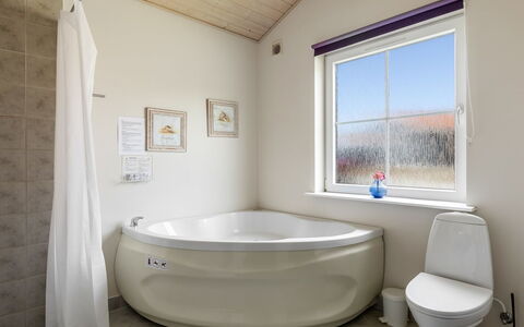 Askatla - 50M to the Fjord: Luminaire Plomberie, Baignoire, Salle De Bains, Sol, Sol, Design Intérieur, Plomberie, Plafond, Robinet, Pièce