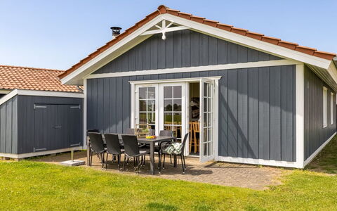 Askatla - 50M to the Fjord: Chalet, Siding, Batiments Jardin, Biens, Cabanon, Porche, Cour, Pelouse, Aménagement Paysager, Ferme