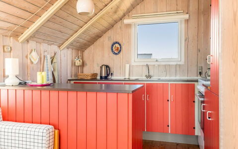 Eldmar - 500M from the Sea: Rouge, Bois, Design Intérieur, Plafond, Domicile, Orange, Meubles, Pièce, Cuisine, Tache De Bois