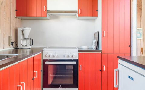 Eldmar - 500M from the Sea: Rouge, Cuisine, Bois, Cabinetry, Principaux Appliance, Appareil De Cuisine, Placard, Comptoir, Design Intérieur, Sol