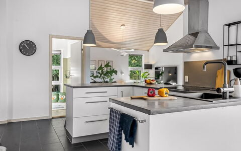 Ozrenka - from the Sea: Cuisine, Comptoir, Meubles, Design Intérieur, Sol, Appareil De Cuisine, Cabinetry, Luminaire, Plafond, Électroménager