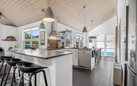 Ozrenka - from the Sea: Plafond, Sol, Design Intérieur, Cuisine, Comptoir, Meubles, Sol, Table Cuisine Et Salle A Manger, Domicile, Chaise