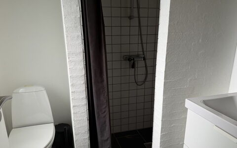 Ozrenka - from the Sea: Mur, Luminaire Plomberie, Salle De Bains, Sol, Sol, Toilette, Plomberie, Design Intérieur, Siège De Toilette, Pièce