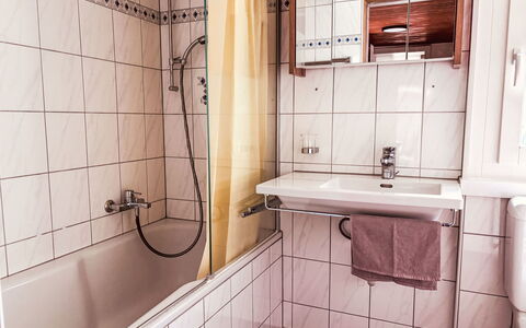 Ferienwohnung Enzian: Design Intérieur, Luminaire Plomberie, Salle De Bains, Sol, Plomberie, Pièce, Appartement, Robinet, Douche, Évier