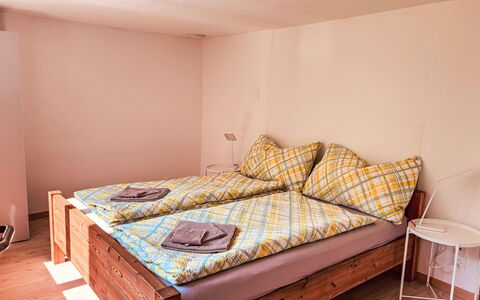 Ferienwohnung Enzian: Meubles, Lit, Chambre, Design Intérieur, Bois, Sol, Sol, Drap De Lit, Literie, Linge