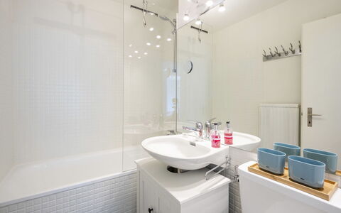 Casa Curnera 8: Salle De Bains, Design Intérieur, Luminaire Plomberie, Mur, Sol, Évier, Lavabo, Sol, Robinet, Miroir