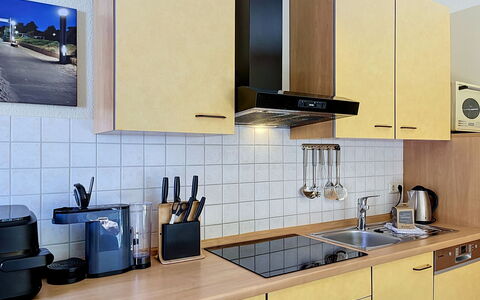 Tonis Strandidyll: Cuisine, Appareil De Cuisine, Comptoir, Principaux Appliance, Cabinetry, Evier, Design Intérieur, Cuisinière, Électroménager, Sol