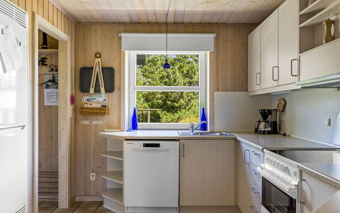 Oke - 1.2Km from the Sea: Bois, Cuisine, Sol, Design Intérieur, Sol, Principaux Appliance, Comptoir, Plafond, Meubles, Pièce