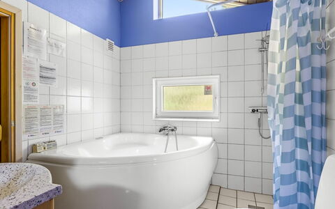 Oke - 1.2Km from the Sea: Salle De Bains, Luminaire Plomberie, Baignoire, Sol, Design Intérieur, Mur, Sol, Plafond, Robinet, Plomberie
