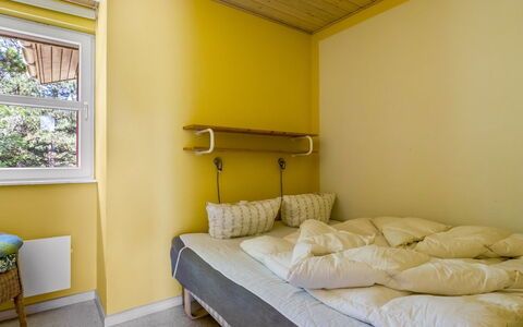 Oke - 1.2Km from the Sea: Lit, Design Intérieur, Mur, Chambre, Sol, Bois, Meubles, Drap De Lit, Sol, Jaune