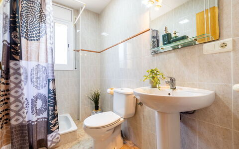 Lisa: Siège De Toilette, Toilette, Salle De Bains, Luminaire Plomberie, Sol, Design Intérieur, Sol, Plomberie, Évier, Lavabo
