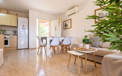 Lisa: Sol, Design Intérieur, Sol, Bois, Plafond, Meubles, Parquet, Pièce, Salon, Tache De Bois