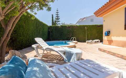 Lisa: Piscine, Loisir, Mobilier De Jardin, Recours, Eco Hôtel, Ombre, Vacances, Villa, Parapluie, Chaise