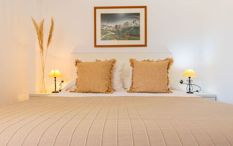 Lisa: Lit, Meubles, Literie, Design Intérieur, Chambre, Drap De Lit, Mur, Sol, Pièce, Linge