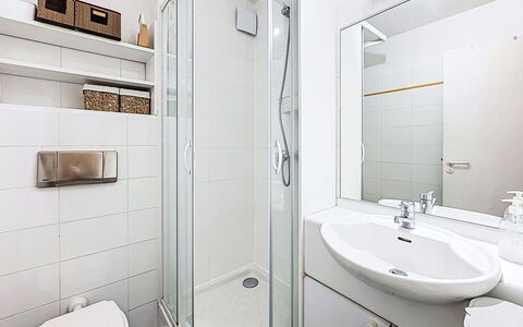 Les Terrasses du Port: Design Intérieur, Sol, Sol, Luminaire Plomberie, Salle De Bains, Pièce, Évier, Lavabo, Plomberie, Plafond