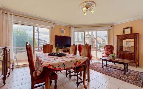 Hotel de Ville: Meubles, Table Cuisine Et Salle A Manger, Chaise, Sol, Mer, Balcon, Océan, Recours, Eco Hôtel, Salle À Manger