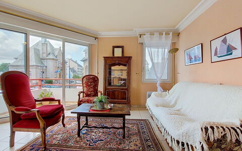Hotel de Ville: Meubles, Table Cuisine Et Salle A Manger, Chaise, Sol, Mer, Balcon, Océan, Recours, Eco Hôtel, Salle À Manger