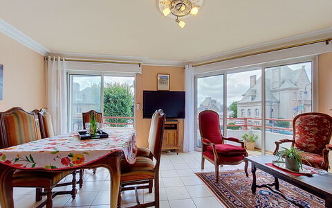 Hotel de Ville: Meubles, Table Cuisine Et Salle A Manger, Chaise, Sol, Mer, Balcon, Océan, Recours, Eco Hôtel, Salle À Manger