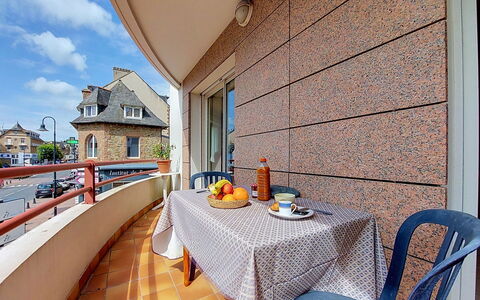 Hotel de Ville: Appartement, Balcon, Tache De Bois, Tuile