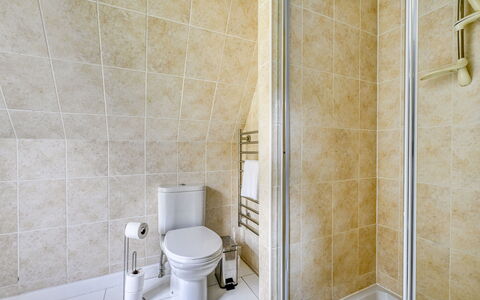 Loch Oich View (Lodge 6): Sol, Sol, Plafond, Luminaire Plomberie, Tuile, Salle De Bains, Plomberie, Douche, Toilette