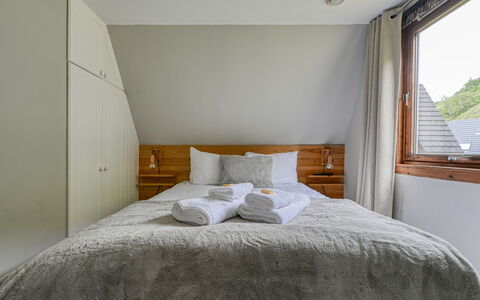 Loch Oich View (Lodge 6): Bois, Sol, Sol, Chambre, Design Intérieur, Lit, Plafond, Domicile, Drap De Lit, Literie