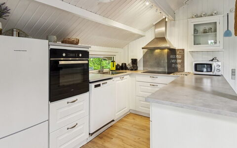 Maini - 30Km from the Sea: Sol, Bois, Design Intérieur, Sol, Cuisine, Plafond, Comptoir, Principaux Appliance, Appareil De Cuisine, Cabinetry
