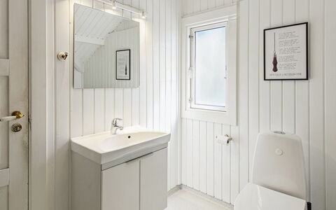 Maini - 30Km from the Sea: Luminaire Plomberie, Bois, Sol, Salle De Bains, Design Intérieur, Évier, Sol, Lavabo, Plomberie, Robinet