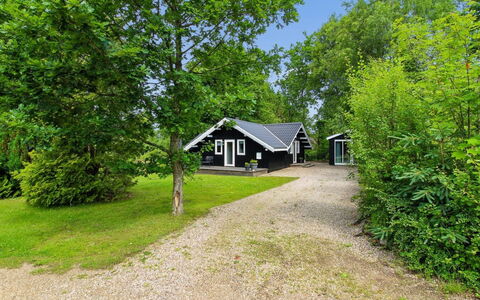 Maini - 30Km from the Sea: Maison, Domicile, Chalet, Biens, Jardin, Pelouse, Ombre, Batiments Jardin, Ferme, Aménagement Paysager