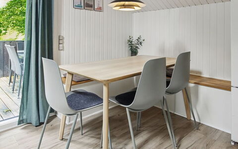 Maini - 30Km from the Sea: Sol, Bois, Design Intérieur, Meubles, Sol, Parquet, Table Cuisine Et Salle A Manger, Tache De Bois, Pièce, Salle À Manger
