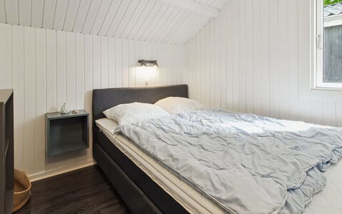 Maini - 30Km from the Sea: Chambre, Bois, Lit, Drap De Lit, Sol, Literie, Plafond, Sol, Design Intérieur, Cadre De Lit