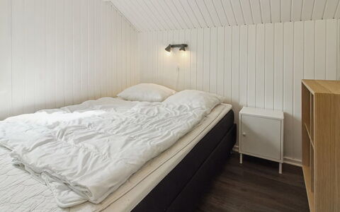 Maini - 30Km from the Sea: Chambre, Bois, Lit, Drap De Lit, Sol, Sol, Plafond, Literie, Design Intérieur, Cadre De Lit