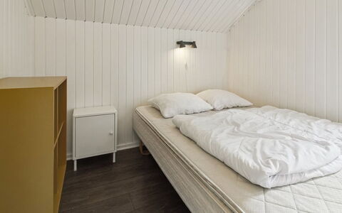 Maini - 30Km from the Sea: Chambre, Bois, Sol, Sol, Plafond, Lit, Design Intérieur, Drap De Lit, Literie, Cadre De Lit