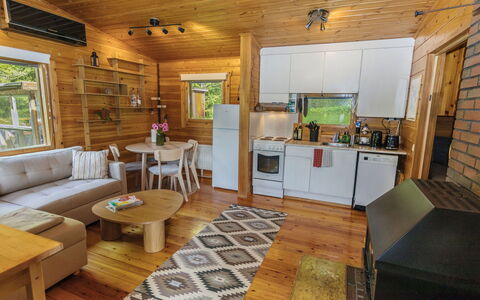 Whispering Woods: Bois, Sol, Design Intérieur, Sol, Canapé, Meubles, Plafond, Pièce, Salon, Domicile