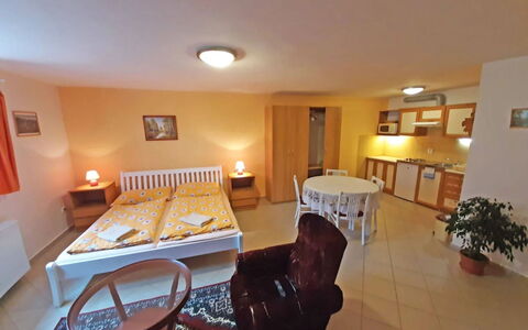 Sylva: Meubles, Design Intérieur, Sol, Pièce, Sol, Plafond, Chaise, Télévision, Salon, Dur