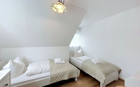 Hohe Kiefern: Chambre, Bois, Sol, Lit, Sol, Literie, Drap De Lit, Design Intérieur, Domicile, Plafond