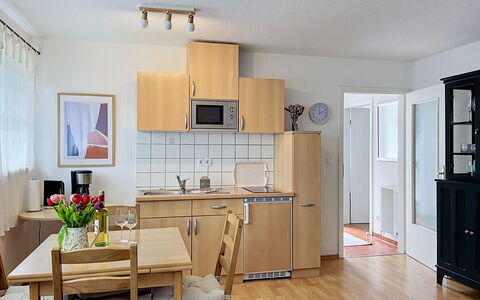 Hohe Kiefern: Meubles, Design Intérieur, Sol, Bois, Sol, Cuisine, Pièce, Chaise, Table, Éclairage