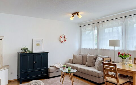 Hohe Kiefern: Meubles, Design Intérieur, Canapé, Mur, Sol, Sol, Bois, Plafond, Pièce, Salon