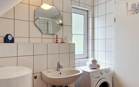 Hohe Kiefern: Luminaire Plomberie, Design Intérieur, Sol, Sol, Salle De Bains, Évier, Robinet, Plomberie, Plafond, Lavabo