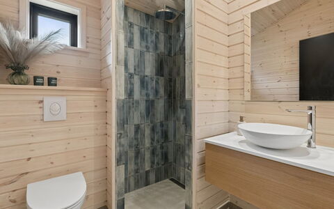 Elaina - 550M from the Sea: Sol, Bois, Sol, Design Intérieur, Luminaire Plomberie, Salle De Bains, Armoire De Toilette, Plafond, Évier, Lavabo