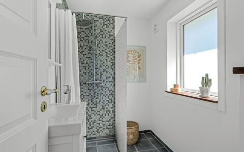 Gertraud - 600M from the Sea: Sol, Mur, Salle De Bains, Design Intérieur, Sol, Luminaire Plomberie, Tuile, Plafond, Plomberie, Domicile