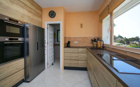 Castillo: Cuisine, Cabinetry, Design Intérieur, Meubles, Comptoir, Sol, Appareil De Cuisine, Sol, Principaux Appliance, Bois