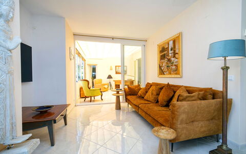 Castillo: Sol, Meubles, Mur, Design Intérieur, Sol, Canapé, Bois, Salon, Plafond, Domicile