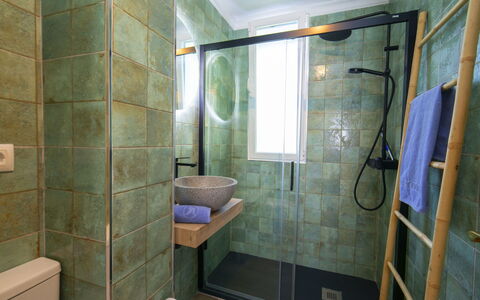 Castillo: Mur, Design Intérieur, Sol, Salle De Bains, Luminaire Plomberie, Sol, Lavabo, Éclairage, Robinet, Miroir