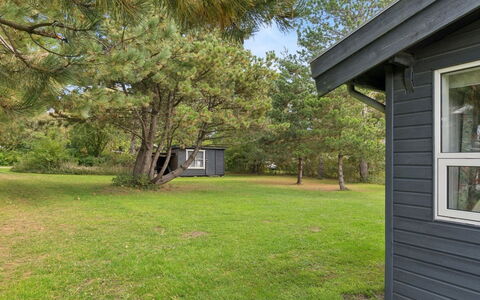 Vilmar - 450M from the Sea: Herbe, Lot Terre, Couverture De Sol, Chalet, Tronc, Pelouse, Jardin, Batiments Jardin, Prairie, Cabanon