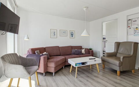 Majvi - 2.3Km from the Sea: Meubles, Design Intérieur, Sol, Sol, Canapé, Mur, Salon, Bois, Pièce, Plafond