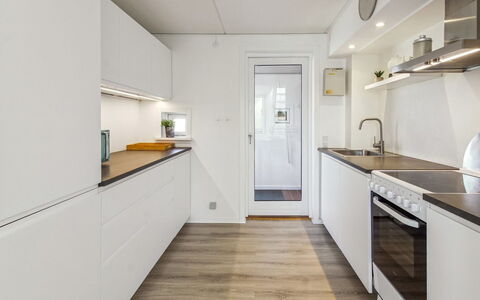 Majvi - 2.3Km from the Sea: Cuisine, Comptoir, Design Intérieur, Sol, Bois, Appareil De Cuisine, Sol, Plafond, Principaux Appliance, Cabinetry
