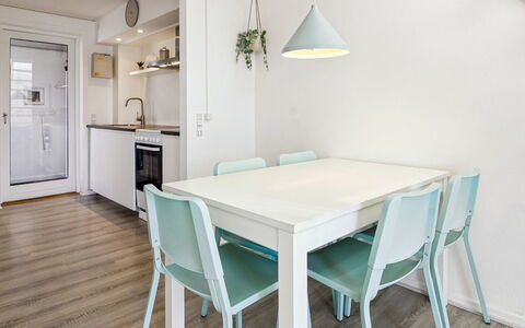 Majvi - 2.3Km from the Sea: Meubles, Design Intérieur, Sol, Bois, Sol, Plafond, Table Cuisine Et Salle A Manger, Table, Salle À Manger, Pièce